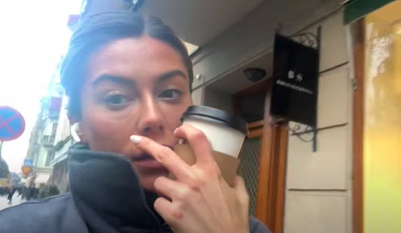 Bianca berättar om ögonbehandlingen. Bildkälla: Youtube Bianca berättar om ögonbehandlingen. Bildkälla: Youtube